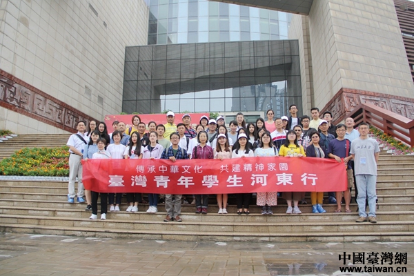 兩岸青年學(xué)生山西運城雨中拜關(guān)公 兩岸青年學(xué)生山西運城雨中拜關(guān)公