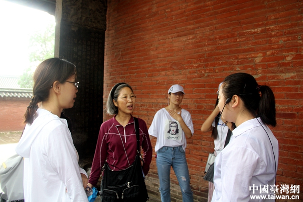 兩岸青年學(xué)生山西運城雨中拜關(guān)公 兩岸青年學(xué)生山西運城雨中拜關(guān)公
