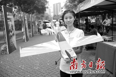 �׌����ڴ�W�������I����������һλ�����I���g�WԺ�ČW��չʾ�o�˙C�aƷ��