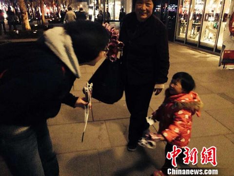 (����3�£�Emily��һλͬ�ӡ���Ư�����_�����ѹ������ͣ��������u����СŮ���I��һ�仨���@������׌Emily�X�úܜ�ů�����L�߹��D)