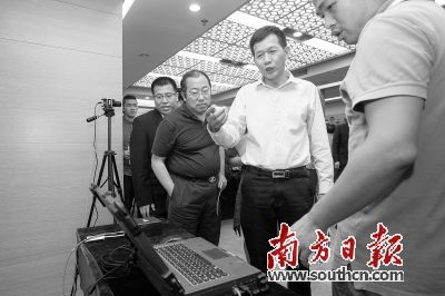 觀察團專家一行在鉑亞信息技術有限公司體驗該公司開發的“刷臉”技術。