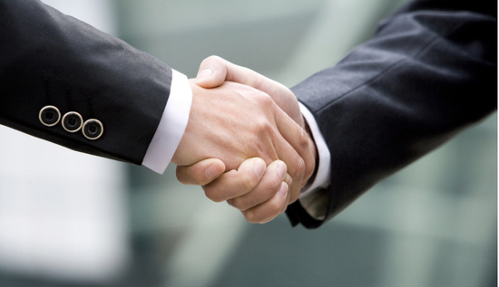 CEO��CMO֮�g��ν������õ��Pϵ��