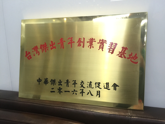 �DƬĬ�J���}