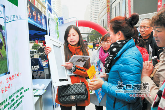 10月30日,由城關區區委、區政府主辦的2015年大眾創業、萬眾創新活動周暨創新創業項目推薦展活動在張掖路步行街舉辦,智能語音、3D打印、明凈窗式空氣凈化器等諸多創業項目走到臺前,吸引了眾多市民駐足參觀。