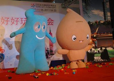 Yabi&nbsp;(right),&nbsp;the&nbsp;mascot&nbsp;of&nbsp;2010&nbsp;Taipei&nbsp;International&nbsp;Flora&nbsp;Expo&nbsp;and&nbsp;Haibao,&nbsp;the&nbsp;2010&nbsp;World&nbsp;Expo&nbsp;mascot&nbsp;attend&nbsp;an&nbsp;exclusive&nbsp;show&nbsp;promoting&nbsp;2010&nbsp;Taipei&nbsp;International&nbsp;Flora&nbsp;Expo&nbsp;in&nbsp;Shanghai.&nbsp;[Photo:&nbsp;sohu.com]