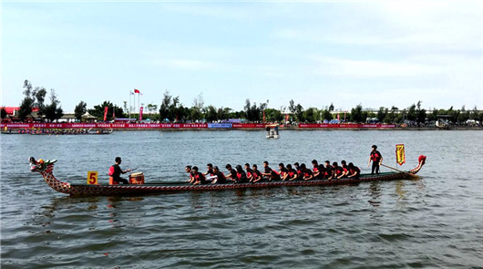 海峽兩岸龍舟賽在廈門開賽 兩岸53支參賽隊(duì)伍共同傳承中華文化 龍舟池畔,鳳凰花開。2日,2018海峽兩岸(集美)龍舟文化節(jié)暨“嘉庚杯”“敬賢杯”……