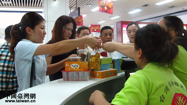 前來購買臺灣特產的人們 前來購買臺灣特產的人們