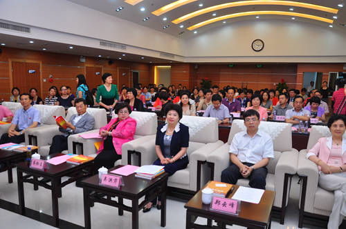 ����ʡ�D(li��n)��ϯ���ɰ��DŮ���錍�F(xi��n)�Ї�����Ŭ��