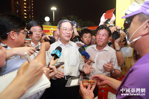 張志軍與臺灣攤主交流互動,品嘗地道臺灣小吃