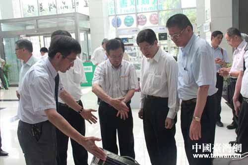 沈國榮理事長(中)等在皇明太陽能博物館考察 沈國榮理事長(中)等在皇明太陽能博物館考察