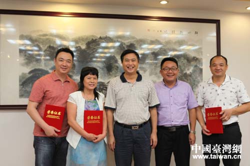 新任臺聯會理事頒發證書儀式。 新任臺聯會理事頒發證書儀式。