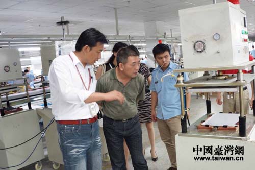 德陽臺辦主任林永成(前排右一)參觀內(nèi)江市臺資企業(yè)巨騰國際控股有限公司 德陽臺辦主任林永成(前排右一)參觀內(nèi)江市臺資企業(yè)巨騰國際控股有限公司