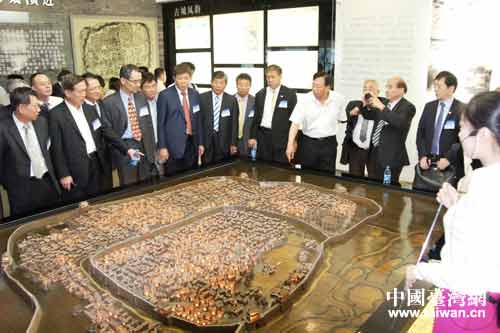 濟(jì)南市政府副秘書長耿建新在城市規(guī)劃館向來賓介紹 濟(jì)南市政府副秘書長耿建新在城市規(guī)劃館向來賓介紹