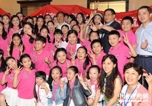 小熒星合唱團演出結束后合影留念 小熒星合唱團演出結束后合影留念