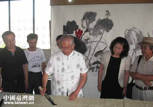 調(diào)研組一行鑒賞臺(tái)灣書(shū)法家作品 調(diào)研組一行鑒賞臺(tái)灣書(shū)法家作品