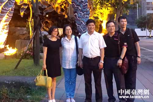 縣委書記徐德祥(右起3)與貴州柏齡教育有限公司董事長陳豫立先生(右起2)在臺北合影 縣委書記徐德祥(右起3)與貴州柏齡教育有限公司董事長陳豫立先生(右起2)在臺北合影