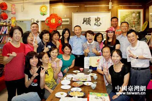 四川省臺(tái)辦主任周敏謙(中)一行參訪臺(tái)北文山區(qū)忠順里,看望“四川新娘”。 四川省臺(tái)辦主任周敏謙(中)一行參訪臺(tái)北文山區(qū)忠順里,看望“四川新娘”。