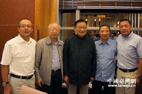 四川省臺(tái)辦主任周敏謙(左四)拜會(huì)臺(tái)灣三三會(huì)會(huì)長江丙坤(左三),參訪新光三越百貨公司 四川省臺(tái)辦主任周敏謙(左四)拜會(huì)臺(tái)灣三三會(huì)會(huì)長江丙坤(左三),參訪新光三越百貨公司