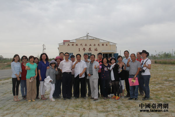 參訪團成員和農業示范園區技術人員一起合影留念 參訪團成員和農業示范園區技術人員一起合影留念