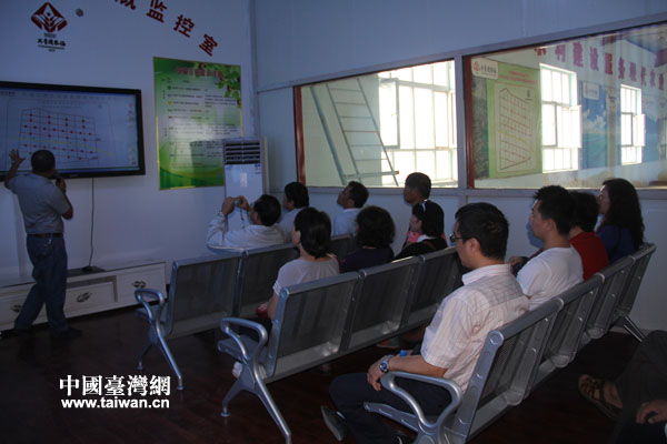 參訪團成員在大田智能自動化灌溉監控室里觀看了兵團示范基地的數字化農業管理和開展情況 參訪團成員在大田智能自動化灌溉監控室里觀看了兵團示范基地的數字化農業管理和開展情況