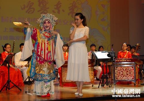 潘俊仁(左)表演《貴妃醉酒》選段 潘俊仁(左)表演《貴妃醉酒》選段