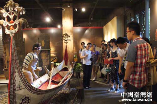 赴臺新生在原住民展廳參觀學習 赴臺新生在原住民展廳參觀學習