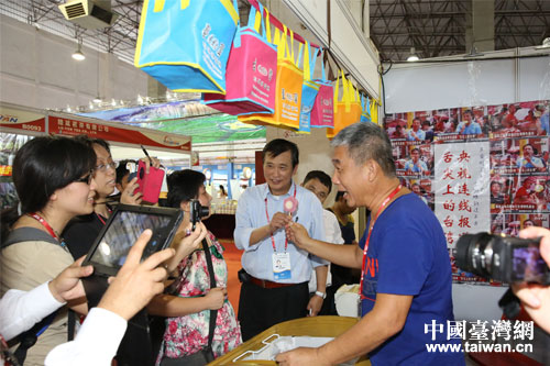 東盟-臺灣投資協進會理事長馮定國(右二)熱情為廠商站臺推銷 東盟-臺灣投資協進會理事長馮定國(右二)熱情為廠商站臺推銷