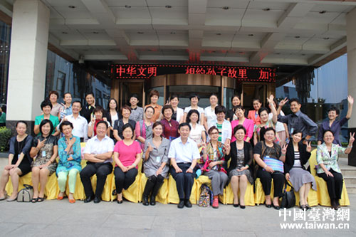 與會(huì)人員合影留念 與會(huì)人員合影留念