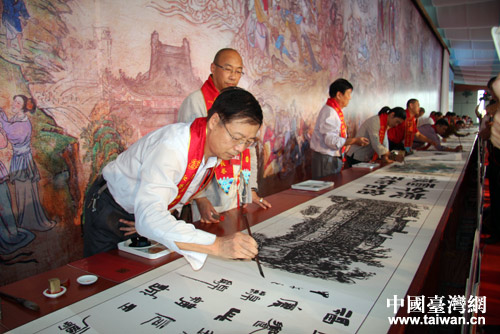 兩岸四地著名書畫家現場共同繪制的百米長卷 兩岸四地著名書畫家現場共同繪制的百米長卷