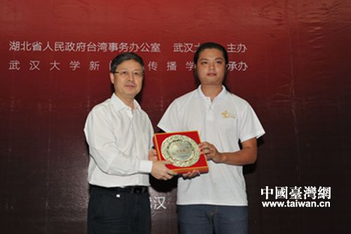 武漢大學(xué)黨委副書記黃泰巖為“銀飛燕”獲得者頒獎(jiǎng) 武漢大學(xué)黨委副書記黃泰巖為“銀飛燕”獲得者頒獎(jiǎng)