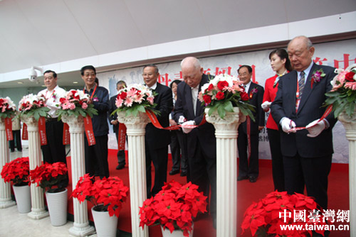 到場領導為書法繪畫攝影展剪彩 到場領導為書法繪畫攝影展剪彩