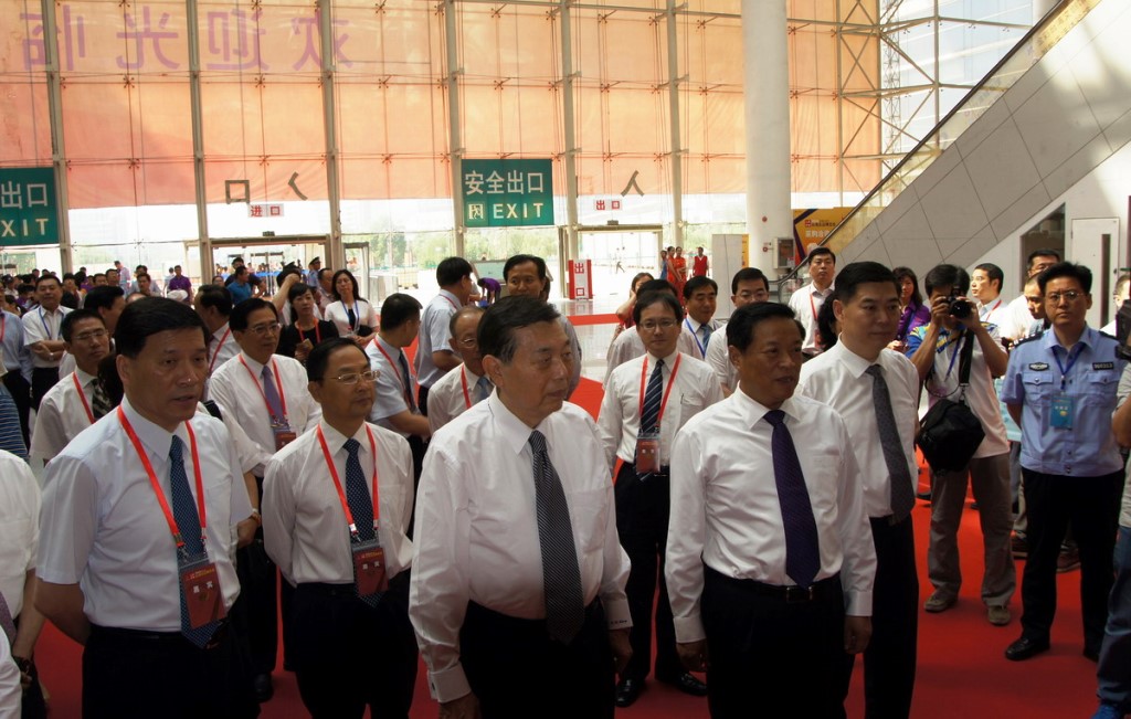 5��29����ɽ�|ʡί��ί���Ԫ�Ⱥ��_���Q�����Ķ����L��־����ϯ2014ɽ�|�����ϣ��_����Ʒ���[��