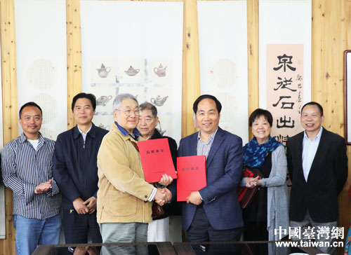 浙江農(nóng)林大學校長周國模(右)向陳每文(左)授予捐贈證書。 浙江農(nóng)林大學校長周國模(右)向陳每文(左)授予捐贈證書。