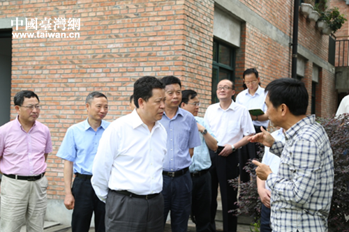 �Ĵ�ʡ���f����ϯ���dƽ��ǰ�У����˴���������fί�T��ҕ��M���½�h�_�Y��I������˾�{��