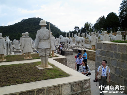 兩岸媒體參觀抗戰將士雕塑群 兩岸媒體參觀抗戰將士雕塑群