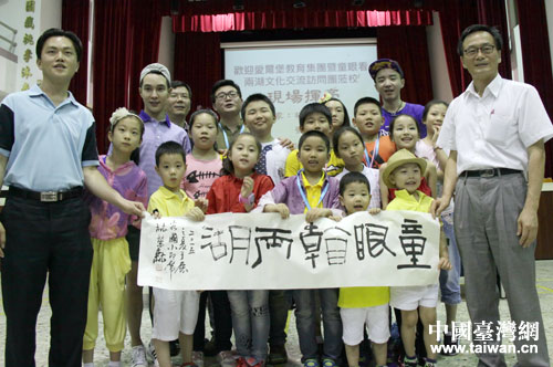 杭州少兒文化交流團到南投縣鹿谷小學交流茶藝、書法。 杭州少兒文化交流團到南投縣鹿谷小學交流茶藝、書法。