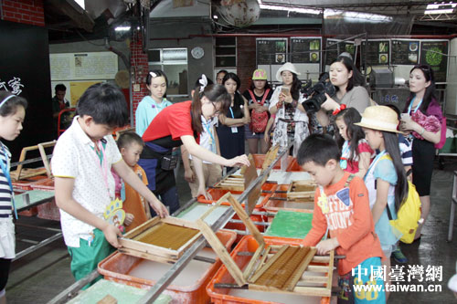 在南投縣廣興紙寮體驗自己做紙的樂趣 在南投縣廣興紙寮體驗自己做紙的樂趣