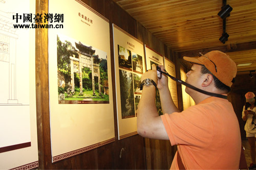 臺(tái)灣媒體記者認(rèn)真記錄采訪(fǎng) 臺(tái)灣媒體記者認(rèn)真記錄采訪(fǎng)