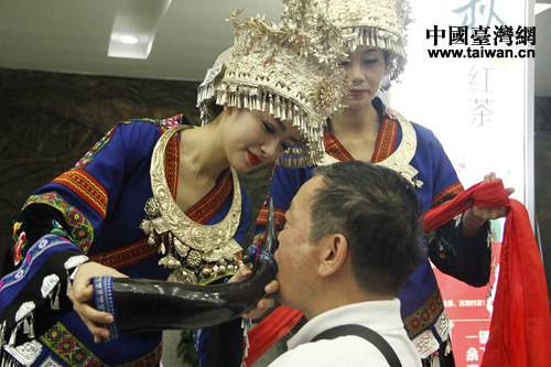 恩施少數(shù)民族代表向臺(tái)灣朋友敬酒 恩施少數(shù)民族代表向臺(tái)灣朋友敬酒