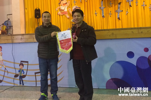 中心參訪團代表俞老師與漳和小學范校長互贈交流禮物并合影 中心參訪團代表俞老師與漳和小學范校長互贈交流禮物并合影