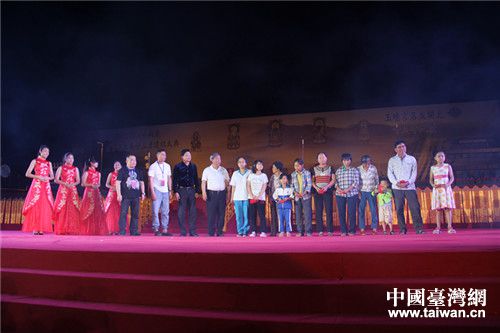 貧困代表接受南天情慈善公益捐款 貧困代表接受南天情慈善公益捐款