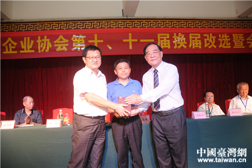 海南省臺辦副主任王克禧(中)主持海南臺協(xié)新老會長江裕昌(右)、黃益豐的交接儀式 海南省臺辦副主任王克禧(中)主持海南臺協(xié)新老會長江裕昌(右)、黃益豐的交接儀式