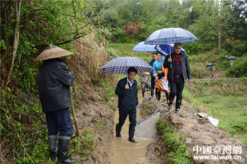 馮波主任(中)一行現場察看水渠維修工程 馮波主任(中)一行現場察看水渠維修工程