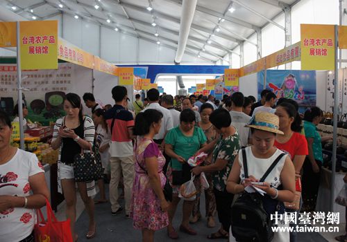 熙熙攘攘的臺灣展區 熙熙攘攘的臺灣展區