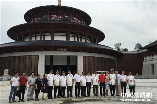 參訪團(tuán)一行游覽紅木文化博覽城。 參訪團(tuán)一行游覽紅木文化博覽城。