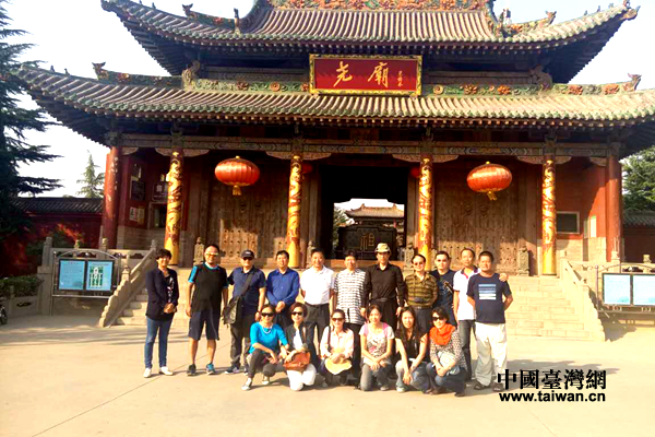 參訪團成員在堯廟門前合影。 參訪團成員在堯廟門前合影。