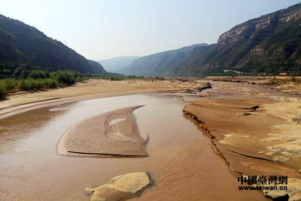 黃河泥沙形成的淺灘。 黃河泥沙形成的淺灘。