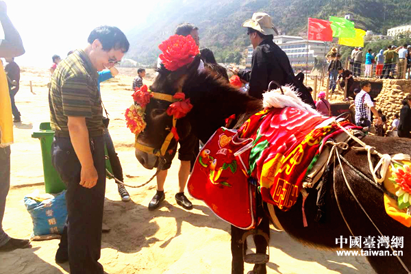 毛驢“小黑”吸引了參訪團目光。 毛驢“小黑”吸引了參訪團目光。