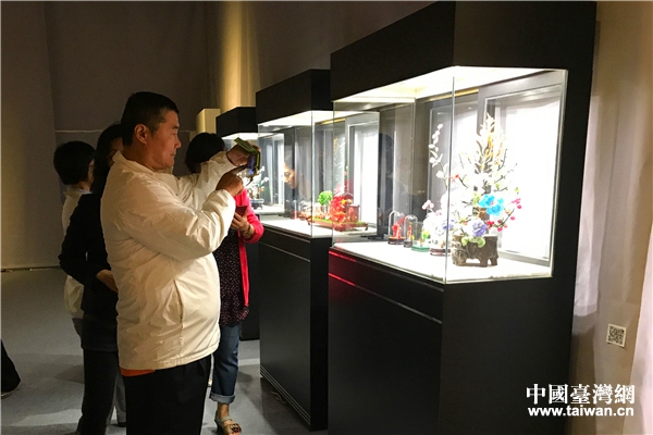 參展民眾攝影留念。(中國臺灣網 趙苗青 攝) 參展民眾攝影留念。(中國臺灣網 趙苗青 攝)