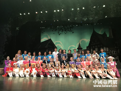 臺東縣海端小學師生與北京市少年宮師生合影 臺東縣海端小學師生與北京市少年宮師生合影